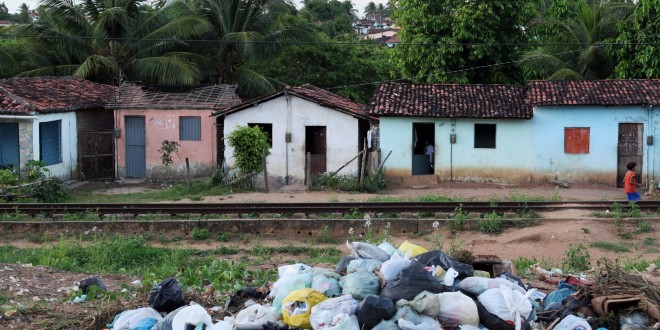Lixo acumulado em frente às casas