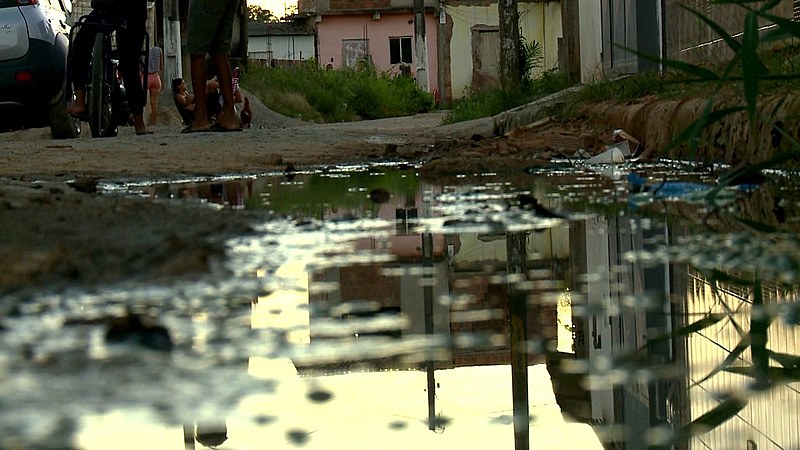 Rua com esgoto a céu aberto