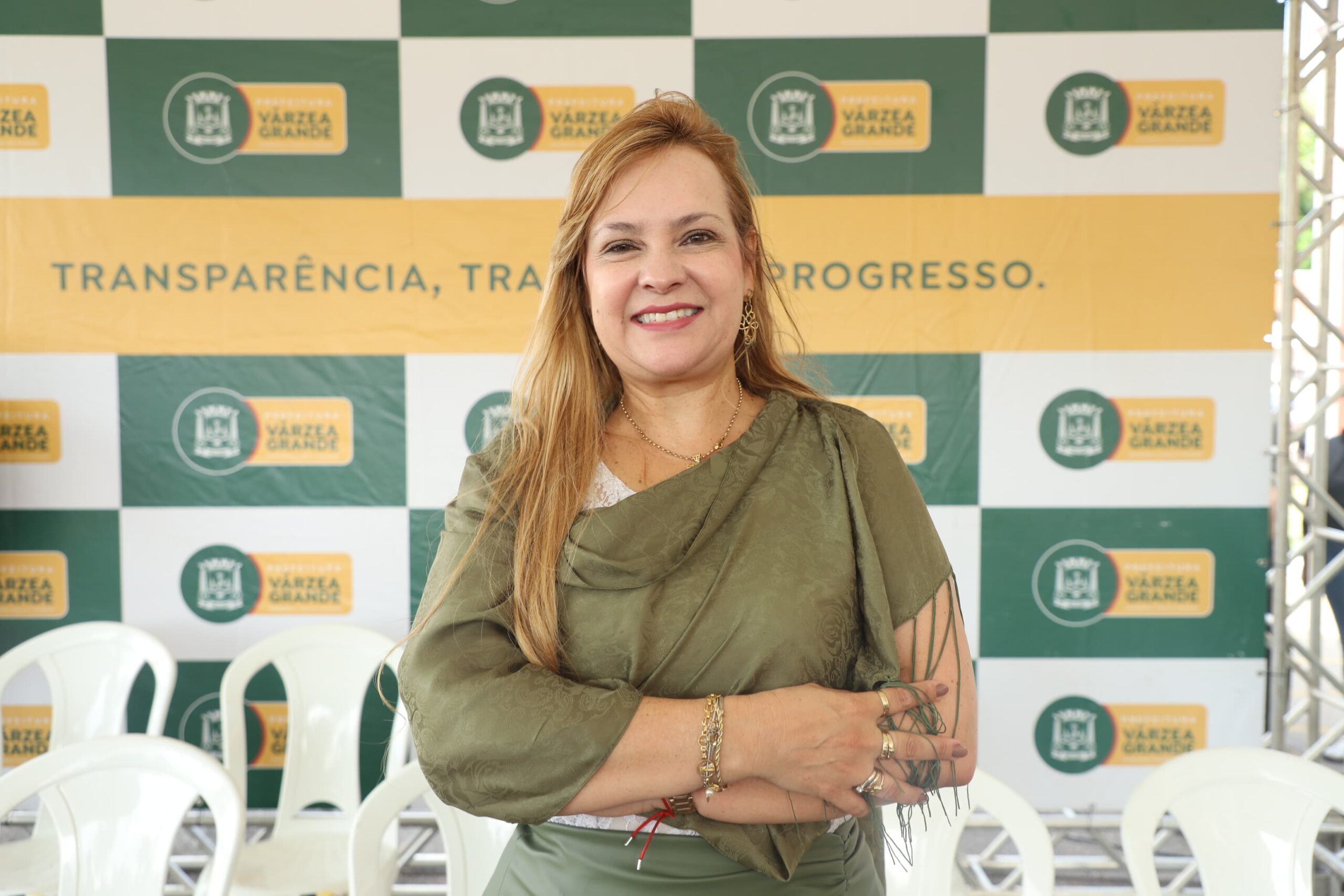 Secretária Valéria Nogueira sentada à mesa em reunião com representantes do Conselho Municipal de Saúde