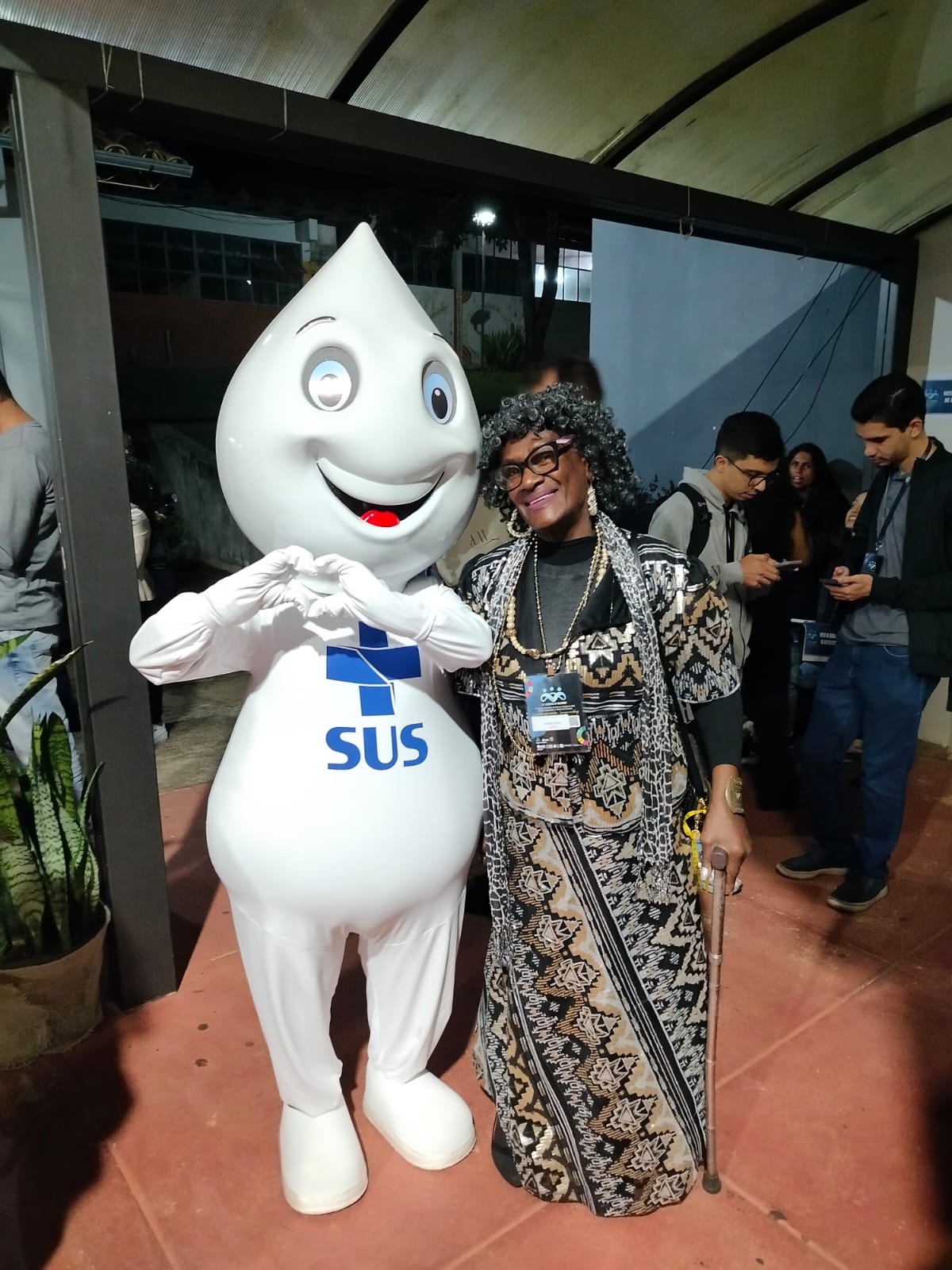 Amélia Bispo, presidente da Achaba, ao microfone durante o VI Simpósio Brasileiro de Doenças Negligenciadas