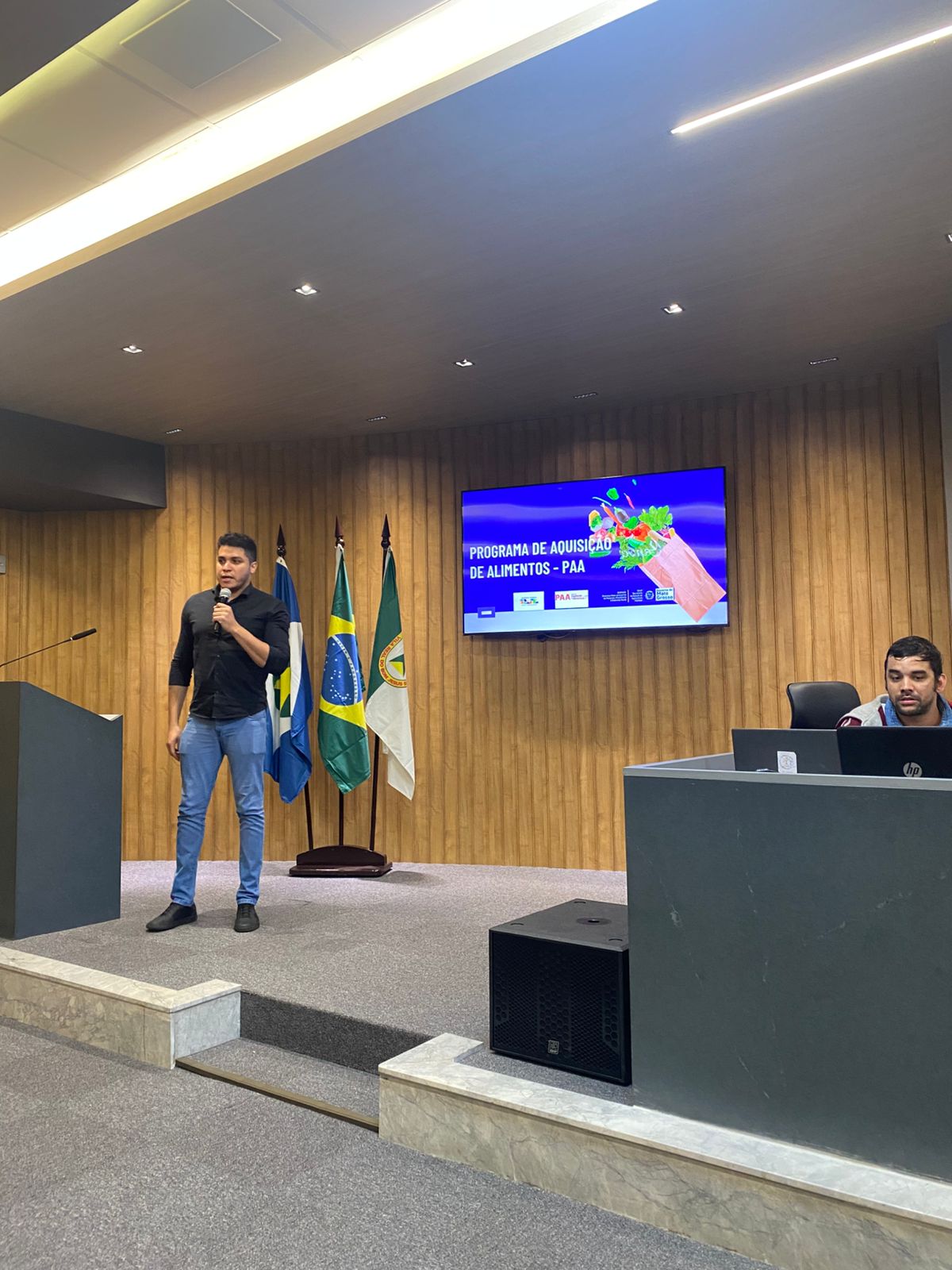 Participantes debatendo segurança alimentar e agricultura familiar no fórum