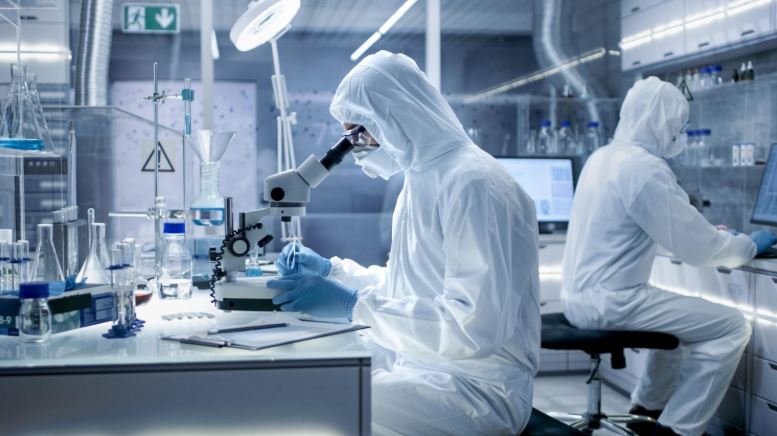 Pesquisadora em laboratório representando a produção contínua de evidências científicas sobre hanseníase