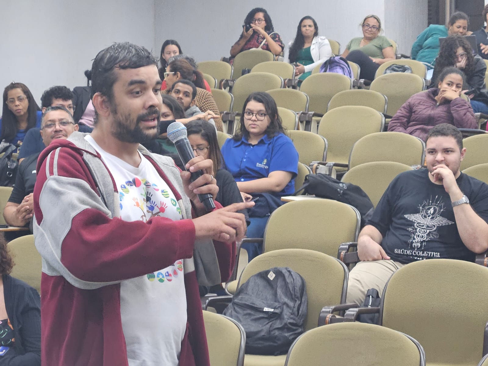 João Victor Pacheco discursando durante a roda de conversa noturna no Instituto de Saúde Coletiva da UFMT