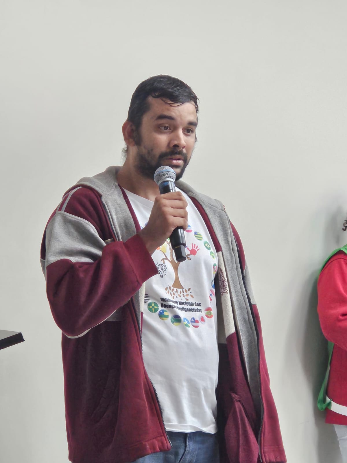 João Victor Pacheco ao microfone durante sua intervenção no evento da ABRASCO