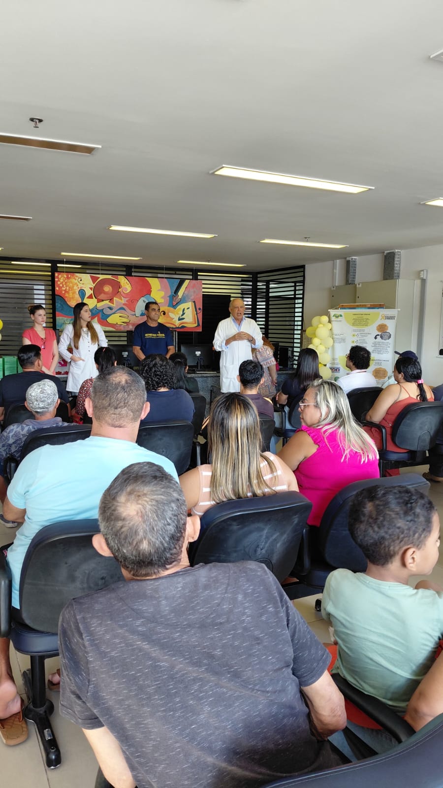 Bartolomeu Aquino durante atividade de sala de espera sobre o Dia Mundial das Hepatites Virais