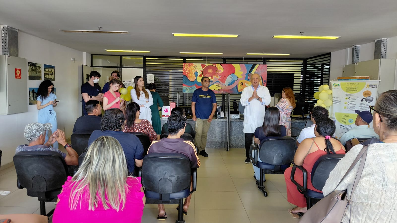 Público participando da atividade de sala de espera sobre hepatites virais conduzida por Bartolomeu Aquino