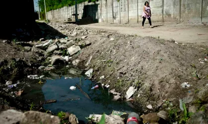 Comunidade sem acesso a saneamento básico no Norte ou Nordeste do Brasil