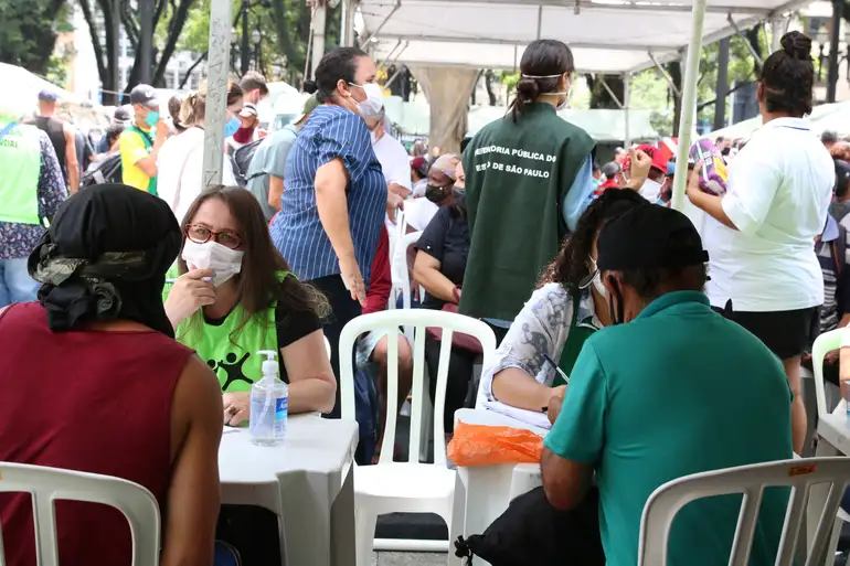Agente comunitária de saúde em visita domiciliar