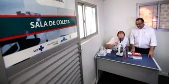 Descreva a cena: atendimento em Unidade Básica de Saúde ou exame de sangue