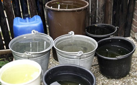 Descreva a cena: armazenamento doméstico de água ou área sem coleta regular de lixo
