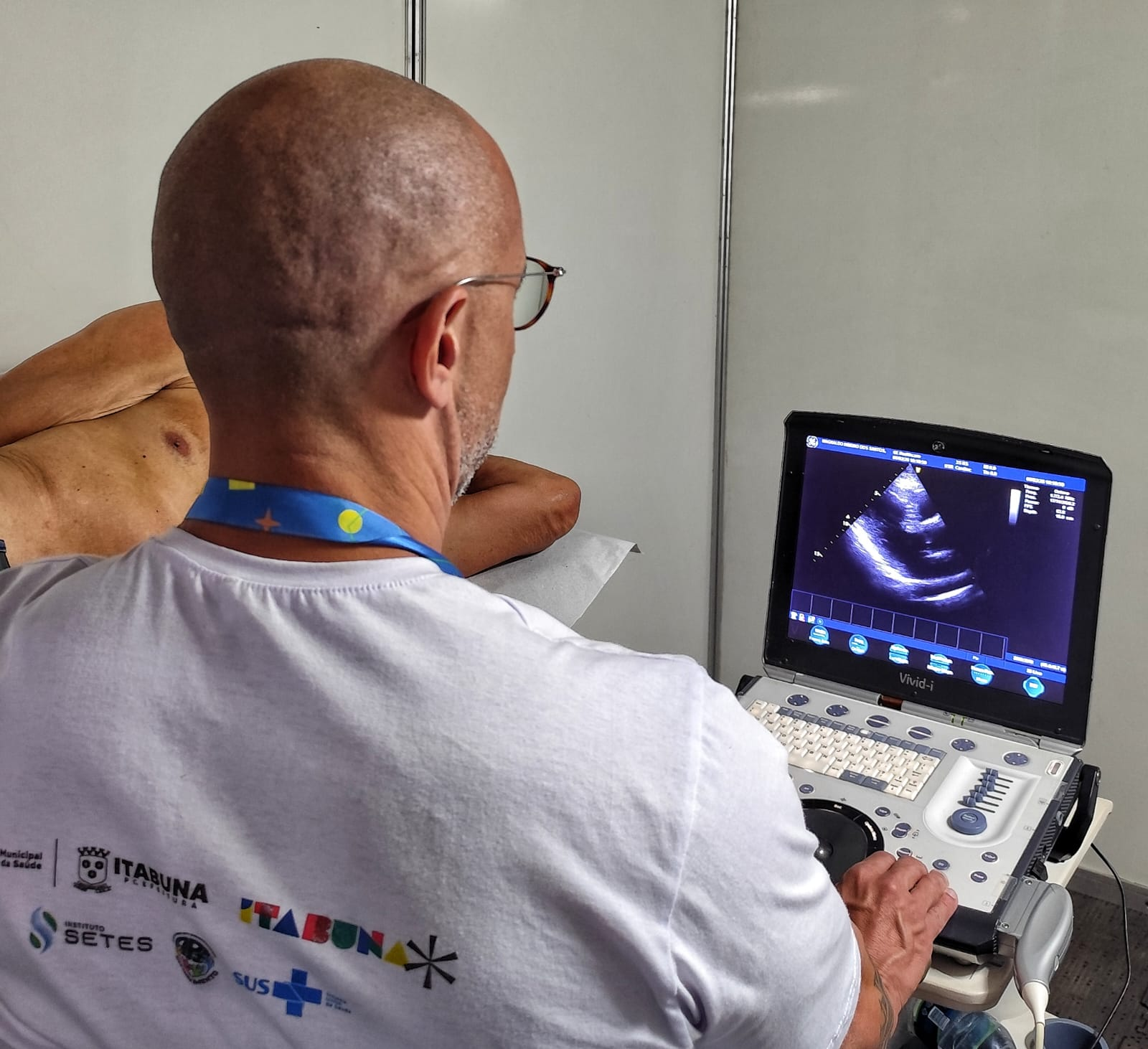 Descreva a cena: exame de tomografia ou atendimento em serviço de neurologia