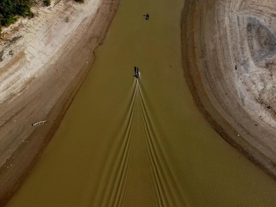 Barcos encalhados em leito de rio seco na Amazônia durante estiagem severa
