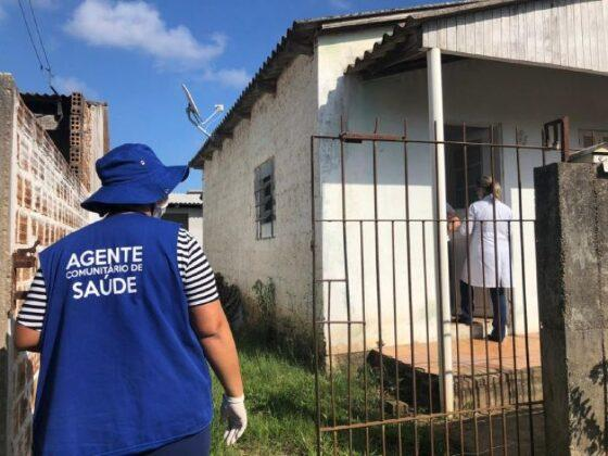 Agente comunitário de saúde em visita domiciliar em município de Mato Grosso