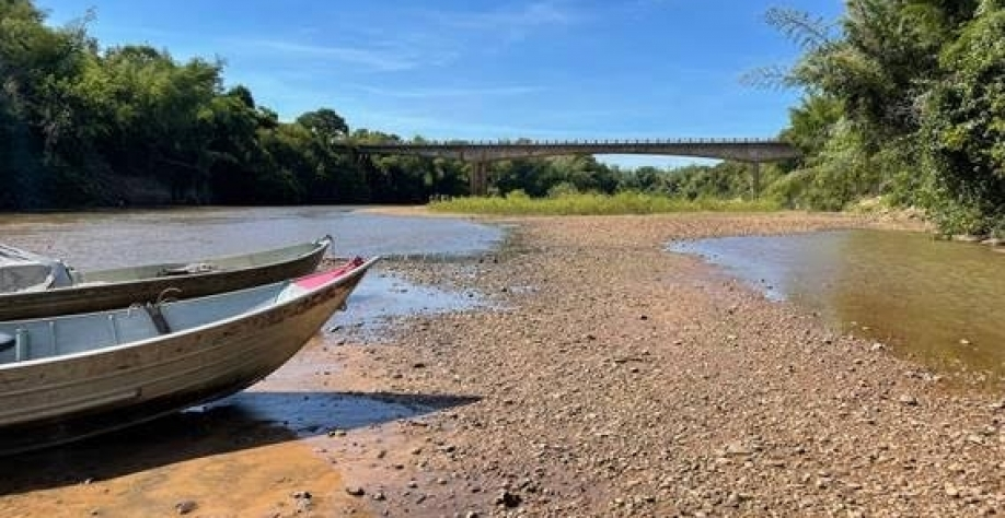 Rio seco no Pantanal mato-grossense durante período de estiagem