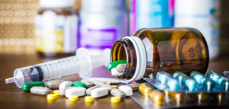 Medicamento pediátrico e atendimento infantil em unidade de saúde