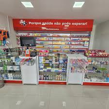 Balcão de farmácia com caixas de antibióticos e atendente entregando medicamento a um cliente