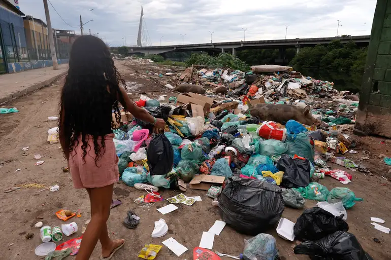 Lixão à beira da Baía de Guanabara na comunidade Salsa e Merengue, Complexo da Maré, Rio de Janeiro
