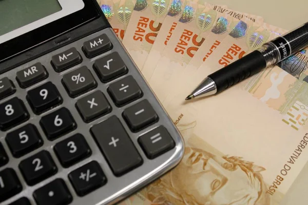 Documentos de edital público e planilhas de orçamento sobre mesa, representando transparência de gastos públicos em saúde