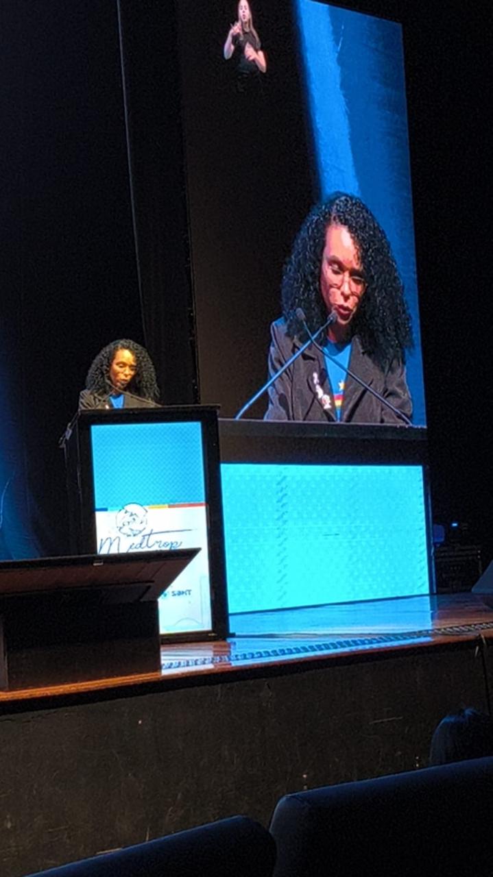 Pollyane Medeiros lendo a versão da Carta discutida no 11º Fórum