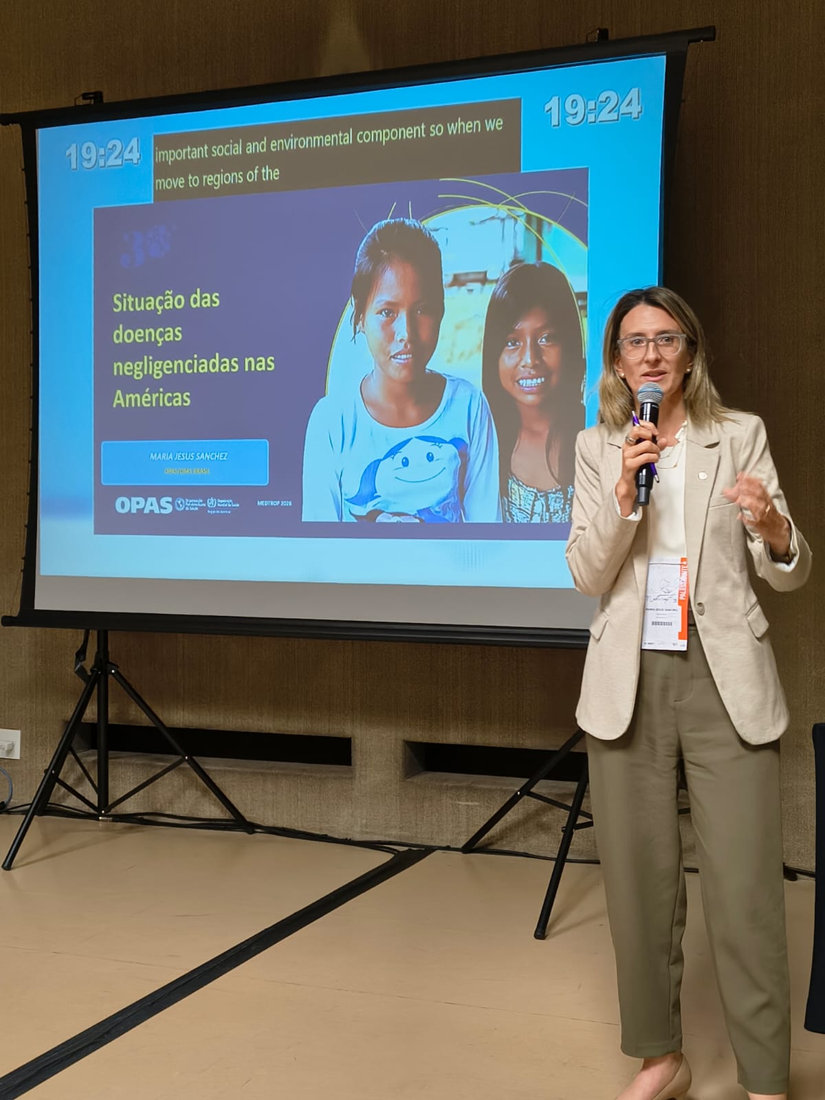 Dra. Maria Jesus Sanchez durante sua fala no painel do MEDTROP 2026