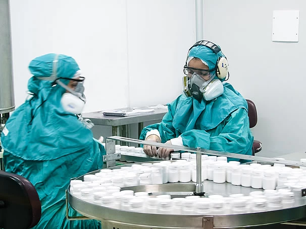 Linha de produção de medicamentos em laboratório farmacêutico público brasileiro