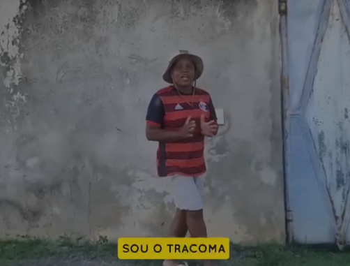 Ação de conscientização sobre doenças negligenciadas com camisa do Flamengo