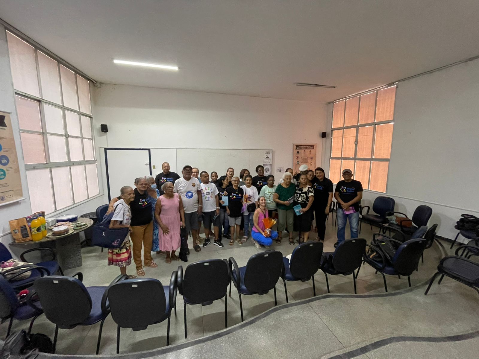 Participantes do Grupo Saúde reunidos em atividade sobre violência contra a mulher em Pernambuco