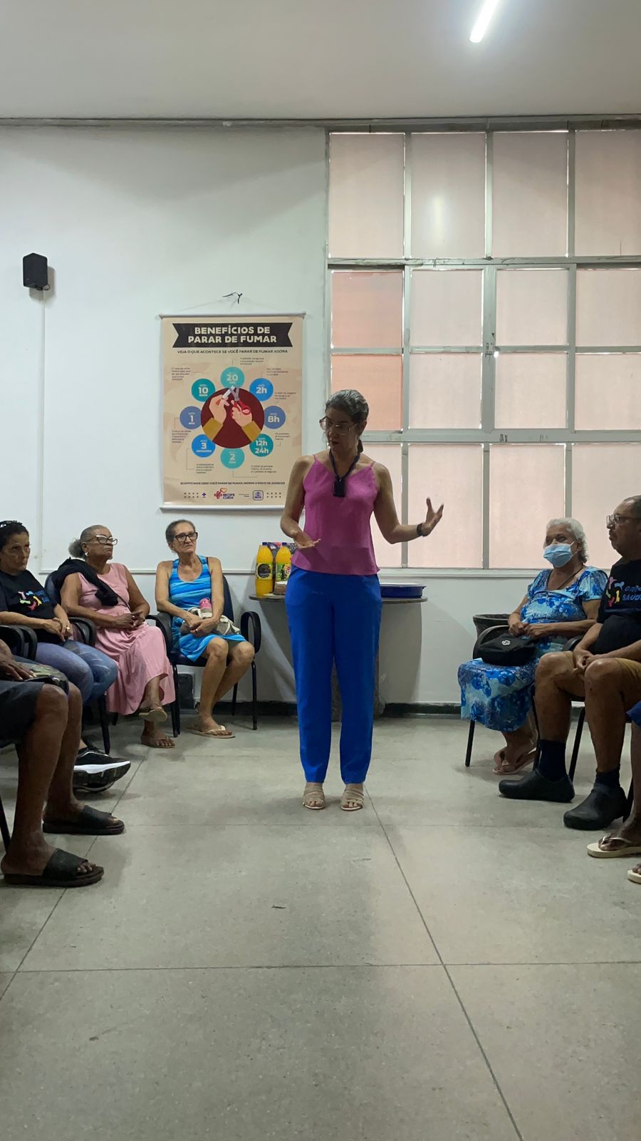 Psicóloga Dra. Paula, do TJPE, ministrando a atividade sobre violência contra a mulher para o Grupo Saúde