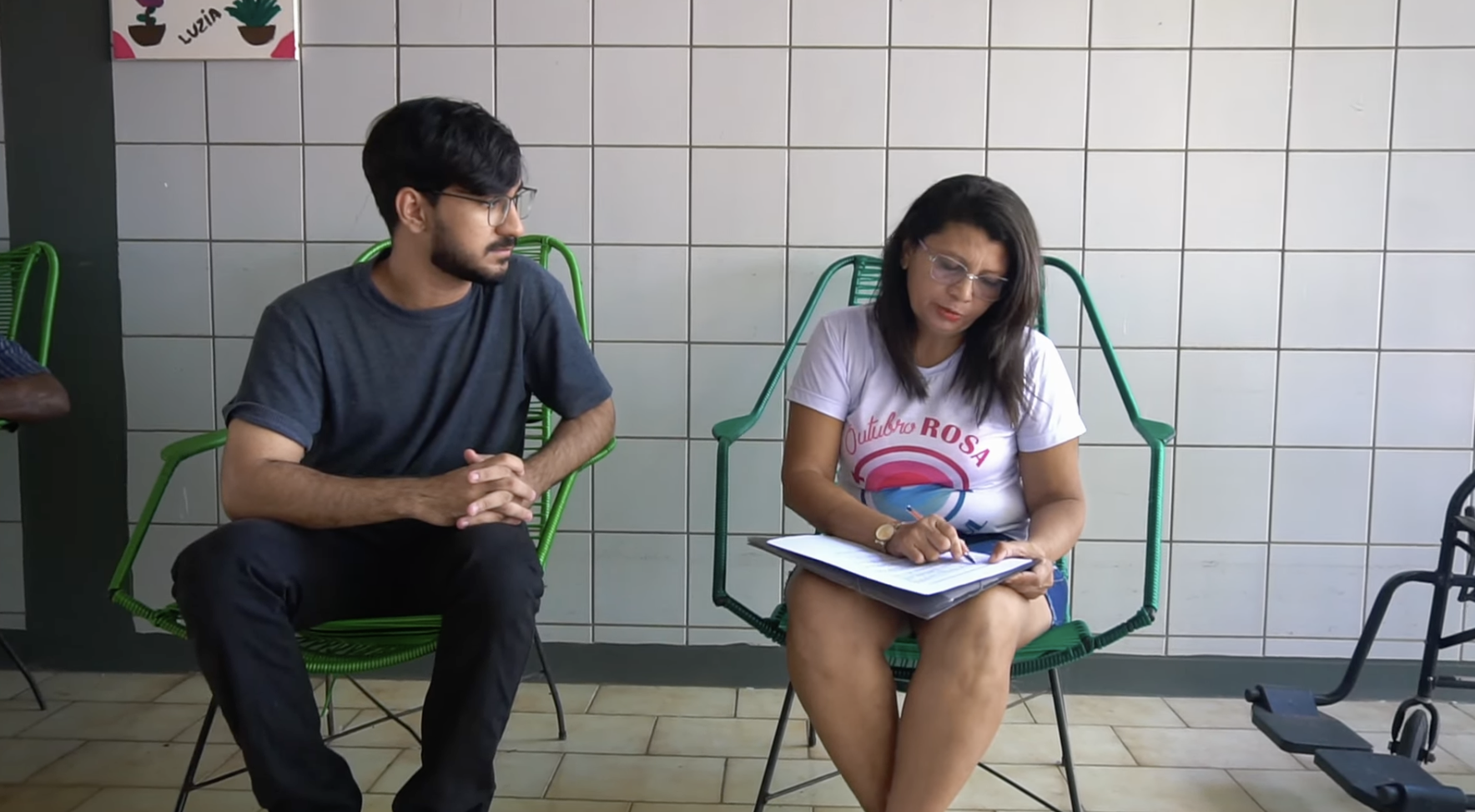 Estudante de Medicina Raí de Moura Ribeiro durante produção do documentário A Dor da Pele, do CIATEN/UFPI, sobre hanseníase no Piauí