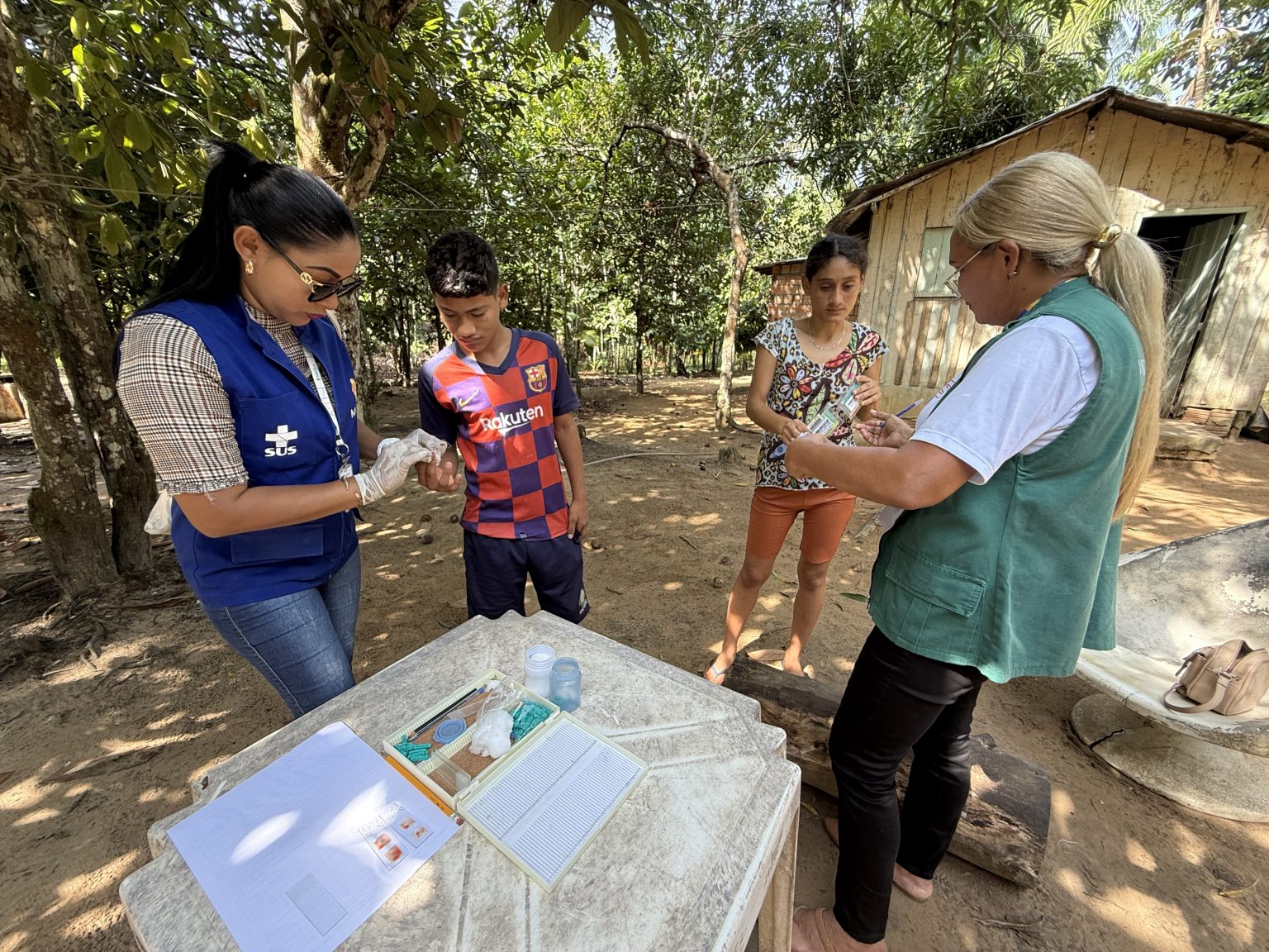 Agente de saúde realiza teste rápido de malária em comunidade da Amazônia brasileira