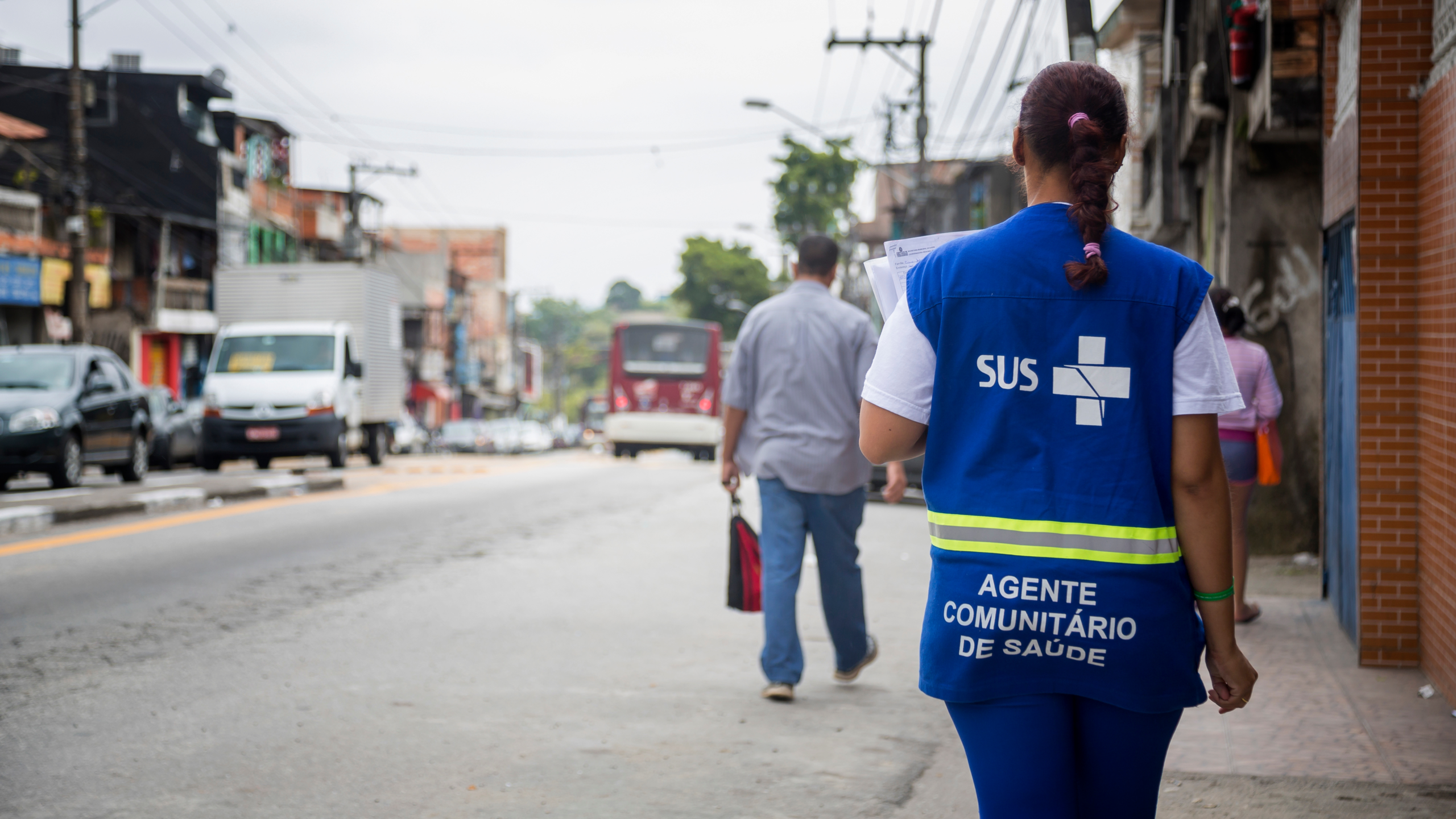 Agente comunitário de saúde durante visita domiciliar de acompanhamento de contato de hanseníase no Piauí