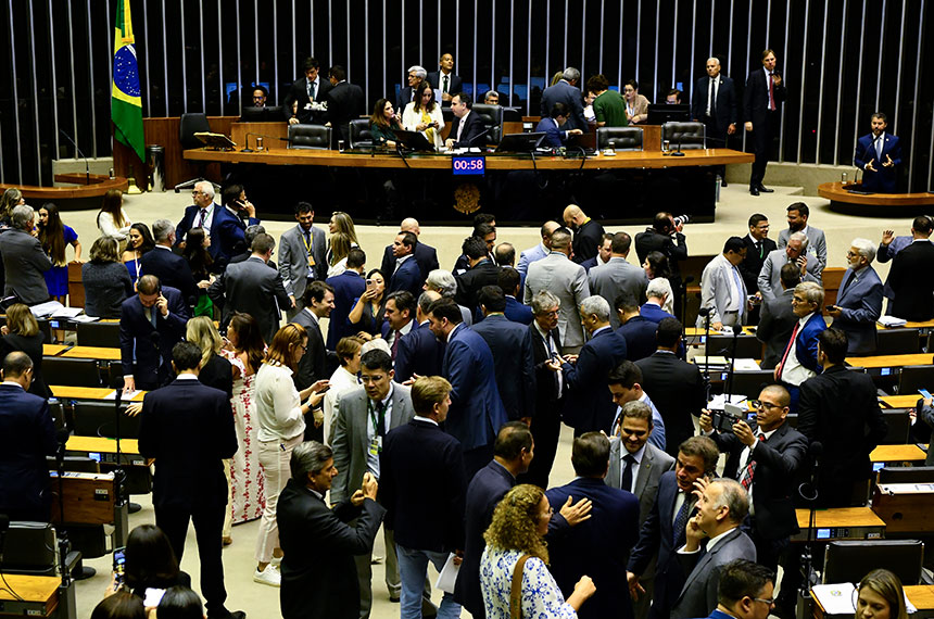 Plenário do Congresso Nacional durante sessão de votação de projeto de lei sobre saúde