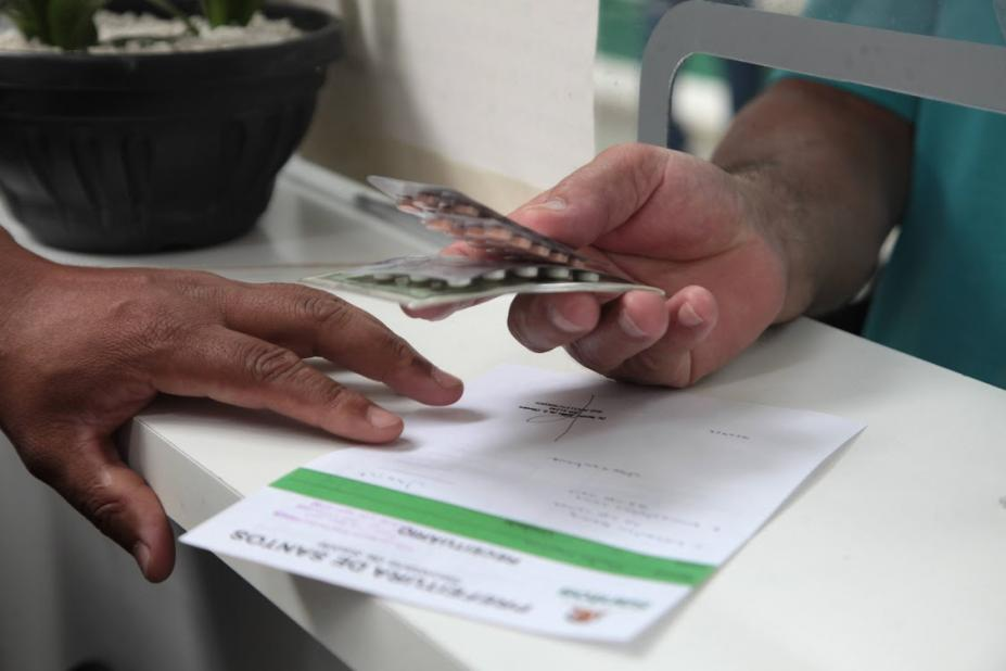 Paciente recebendo medicamento em unidade de saúde do SUS